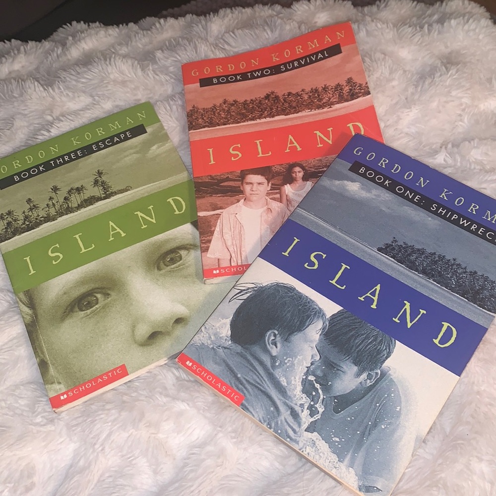 ☄️2/$15☄️Island series Gordon Korman